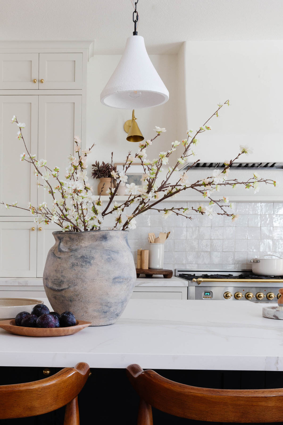 Off-White Organic Warm Kitchen by Peggy Haddad Interiors, Shaded White by Farrow and Ball Kitchen Cabinets and Porcelain Countertops